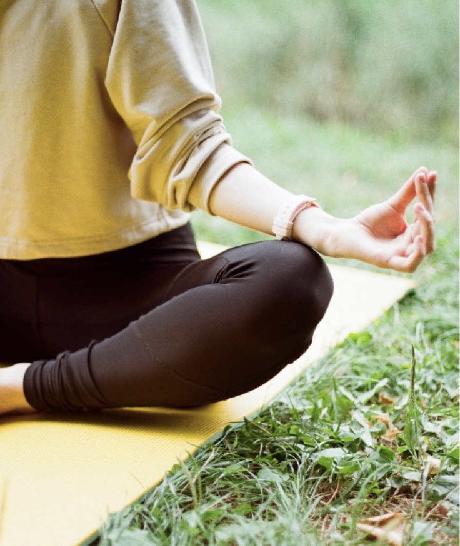 ENCUENTRA TU EQUILIBRIO EN 2022 Despeja tu mente y ejercítate haciendo yoga al aire libre